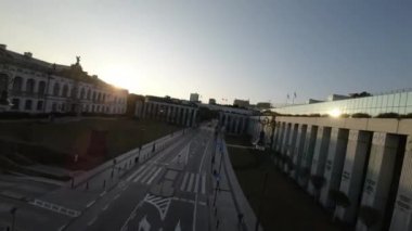 Bu nefes kesici FPV insansız hava aracı görüntüsü sizi Polonya 'nın merkezindeki Varşova' ya götürüyor. İkonik Kültür ve Bilim Sarayı 'ndan güzel Eski Şehir' e kadar tüm büyük şehirleri göreceksiniz.