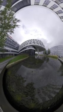 Bu EPFL Öğrenme Merkezi 'nin avlusunun 360 derecelik görüntüsü. Video bulutlu bir günde çekildi ve gökyüzünün sudaki yansıması güzel ve huzurlu bir manzara yarattı. Şey...