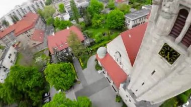 Video, bir FPV First Person View insansız hava aracı uçağıdır. İnsansız hava aracı şehir meydanının, Rynek 'in ve etrafındaki sokakların üzerinden uçuyor. Video çok yüksek.