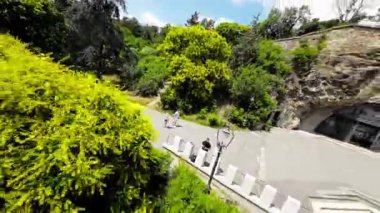 Budapeşte, Macaristan 'daki şehir parkında bir yürüyüşün videosu. Video, Andrssy Bulvarı 'nın sonundaki ana girişte başlıyor ve Heroes Meydanı' nı geçerek parktan devam ediyor.