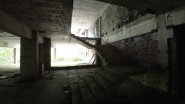 Bu video sizi terk edilmiş bir sanayi binasının ürkütücü ve büyüleyici kalıntılarına doğru bir yolculuğa çıkarıyor. Bir zamanlar hareketli bir aktivite merkezi olan çökmekte olan yapı, şimdi hayalet gibi duruyor.