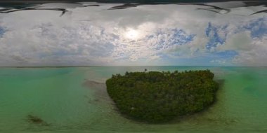 Bu nefes kesici 360 derecelik hava görüntüsü sizi tropik bir ada cennetine götürüyor. Kristal gibi berrak sular, beyaz kumlu plajlar ve yemyeşil bitki örtüsü sana kendini...