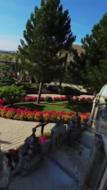 Miniatur Wunderland, Almanya 'nın Hamburg şehrinde bulunan dünyanın en büyük model demiryoludur. Hamburg şehri, Alpler ve Büyük Şehir 'in bir modeli de dahil olmak üzere çeşitli minyatür manzaralara sahiptir.