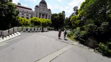 Budapeşte, Macaristan 'daki Budapeşte Kalesi' nden geçen bir yürüyüşün 4K UHD videosu. Video, Matthias Kilisesi 'nde başlıyor ve sizi bölgenin dar sokaklarından geçirip Kraliyet Sarayı' nı geçiyor.