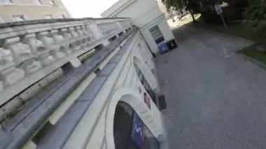 Bu nefes kesici FPV İlk İnsansız Hava Aracı görüntüsü sizi Varşova, Polonya 'daki Başkanlık Sarayı' nın üstündeki gökyüzünde heyecanlı bir yolculuğa çıkarıyor. Video, çarpıcı mimariyi gözler önüne seriyor.