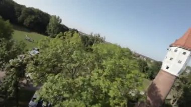Bu çarpıcı hava görüntülerinde tüm ihtişamıyla tarihi bir su kulesi sergileniyor. Video, kulenin yemyeşil ve nefes kesici renklerle çevrili geniş panoramik görüntüsüyle başlıyor.