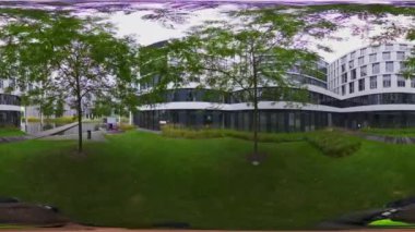 Modern bir ofis binasının 4K 360 derecelik bu sanal turu, izleyicilerin binanın içini ve dışını ayrıntılı olarak keşfetmelerine olanak sağlayan büyüleyici ve etkileşimli bir deneyim sağlıyor. Tur.
