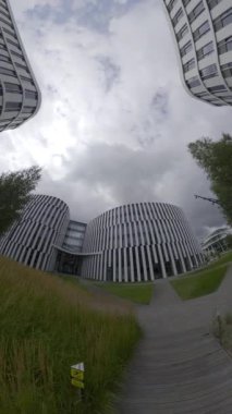 Video, Microsoft kampüsünün birkaç modern ofis binası ve büyük, çimenli bir avluyu gösteren geniş bir görüntüsüyle başlıyor. Kamera daha sonra kampüste hareket eder ve yakın çekim görüntülerini sağlar.