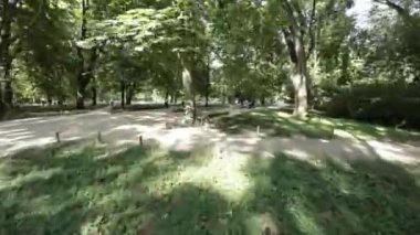 Ağaçlarla kaplı yolları, yemyeşil çimenleri ve renkli çiçek tarlaları olan muhteşem bir parkta rahatça dolaşın. Temiz havanın, güneşin ve doğanın seslerinin tadını çıkar. Bu mükemmel.