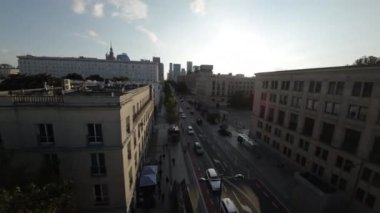 Bu çarpıcı insansız hava aracı görüntüsü sizi Varşova, Polonya 'daki gökyüzünde nefes kesici bir yolculuğa çıkarıyor ve tarihi St. Johns Katedrali' nin eşsiz bir perspektifini sunuyor. Video özellikleri