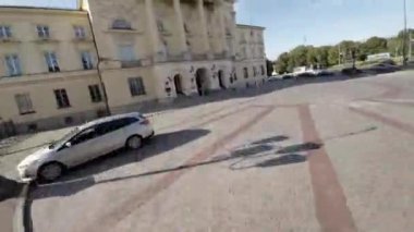 Bu çarpıcı FPV İlk İnsansız Hava Aracı görüntüsü sizi Polonya, Varşova 'daki Başkanlık Sarayı' nda nefes kesici bir yolculuğa çıkarıyor. Video, sarayların etkileyici mimarisini sergiliyor.