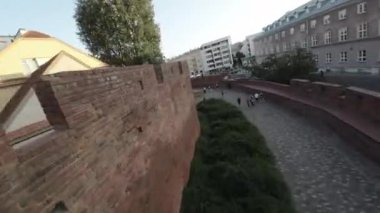 Bu nefes kesici FPV İnsansız Hava Aracı görüntüsü sizi Polands 'ın başkenti Varşova' nın kalbine doğru bir yolculuğa çıkarıyor. Videoda şehirlerin zengin tarihi ve çarpıcı mimarisi yer alıyor.
