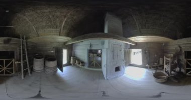 19. yüzyıldan kalma bir su değirmeninde sanal bir tura çık. Devasa ahşap dişlilere ve onlara güç veren su çarkına bakın. Değirmenin tahıl öğütmek ve un üretmek için nasıl kullanıldığını öğrenin. .