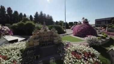 Dünyanın en büyük model demiryolu olan ve Almanya 'nın Hamburg şehrinde bulunan Miniatur Wunderland' ın büyüleyici dünyasında büyüleyici bir yolculuğa çıkın. Şaşkınlığa hazır olun.