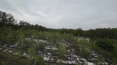 Bu video sizi terkedilmiş bir Sovyet sanatoryumunun FPV turuna götürüyor. Sanatoryum bir ormanda yer almaktadır ve ağaçlarla çevrilidir. Binalar farklı eyaletlerdedir.