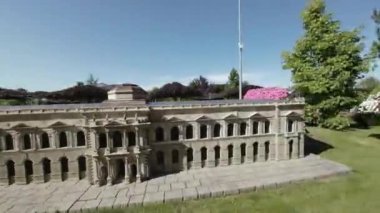 Dünyanın en büyük model demiryolu, Miniatur Wunderland, Almanya 'nın Hamburg kentinde bulunmaktadır. Sergide İsviçre Alpleri de dahil olmak üzere çeşitli şehir ve bölgelerin ayrıntılı minyatür yeniden yapılandırmaları yer alıyor.