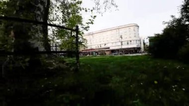 Bu video güzel bir parkta huzurlu bir yürüyüş. Bereketli yeşil ağaçlar, renkli çiçekler ve sakin bir gölet rahatlatıcı ve sakinleştirici bir atmosfer yaratır. Park kaçmak için mükemmel bir yer.
