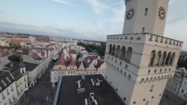 Güzel şehir Opole, Polonya üzerinde nefes kesici bir FPV insansız hava aracı. Video, şehrin çarpıcı mimarisini gözler önüne seriyor. Opole Şatosu, Belediye Binası ve Kutsal Haç da dahil.