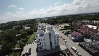 Bu FPV İlk İnsansız Hava Aracı görüntüsü sizi Polonya 'nın Jastrzebia Gora deniz kenarındaki büyüleyici köyüne doğru nefes kesici bir yolculuğa çıkarıyor. Baltık Denizi boyunca uzanan bu güzel köy...