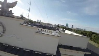 Bu nefes kesici FPV insansız hava aracı görüntüsü sizi Polonya, Varşova 'nın kalbine doğru büyüleyici bir yolculuğa çıkarıyor. İkonik Kültür ve Bilim Sarayı 'ndan, pitoresk Eski Şehir' e,