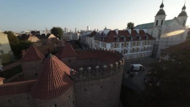 Polonya, Varşova 'daki tarihi Old Town üzerinde nefes kesici bir FPV insansız hava aracı. Videoda kentler, kiliseler, saraylar ve diğer tarihi binaların çarpıcı mimarisi sergileniyor.