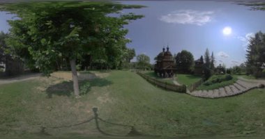 Bu 360 derecelik video sizi Karpat Dağları 'ndaki ahşap bir kiliseye götürüyor. Dıştaki kiliseleri göreceksiniz. Karmaşık ahşap oymaları da dahil. Bir de şu manzarayı göreceksiniz: