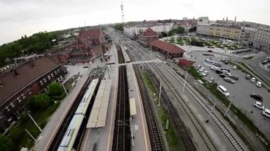 Opole, Polonya 'daki Opole Gwne tren istasyonunda FPV insansız hava aracı uçuşu. İHA istasyon üzerinde uçuyor, platformların, rayların ve çevrenin kuşbakışı görüntüsünü sağlıyor.