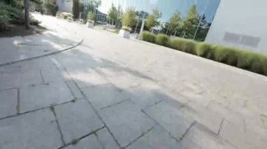 Şehir manzarası boyunca görsel bir yolculuğa çıkarken modern bir şehrin büyüleyici atmosferine kendinizi daldırın. Bu büyüleyici video sizi büyüleyici bir gezintiye çıkarıyor.