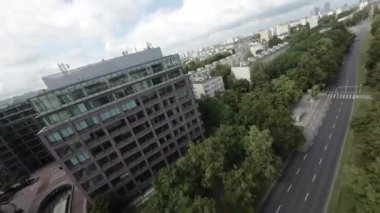 Bu hava görüntülerinde Varşova Spire konut kompleksi ve Polonya 'nın Varşova kentsel manzarası gösteriliyor. Video, modern apartmanların kuş bakışı görüntüsünü sağlıyor.