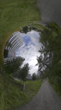 Redmond, Washington 'daki Microsoft kampüsünde sanki aynanın içinden geçiyormuşsunuz gibi sanal bir tur yapın. Bu 360 derecelik video, kampüste ikonik açıdan benzersiz bir bakış açısı sağlıyor.