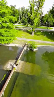 Budapeşte, Macaristan 'ın göbeğinde yer alan güzel Budapeşte Şehir Parkı' nı gösteren bir video. Park, turistler ve yerliler için popüler bir yerdir ve çeşitli etkinlikler sunmaktadır.