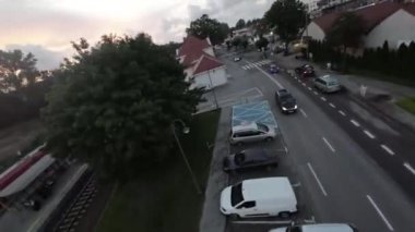 Video, yaya geçidi olan bir caddenin görüntüsüyle başlıyor. Bir araba geçide yaklaşıyor ve sürücü bir şeye bakıyor gibi görünüyor. Caddede bir yaya yürüyor.