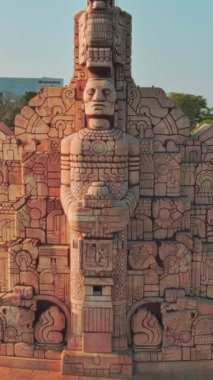 Cuauhtmoc Anıtı, Meksika 'da yerel gurur ve direnişin sembolü olarak duran yüksek bir İspanyol öncesi heykel. Mexico City 'nin göbeğinde yer alan anıt sonuncusunu resmediyor.