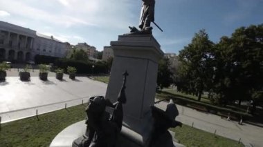 Video, Polonya 'nın Varşova kentindeki Tadeusz Kosciuszko anıtının görüntüsüyle başlıyor. Anıt bir parkta yer almaktadır ve ağaçlarla çevrilidir. Kamera daha sonra anıtın etrafında uçar,