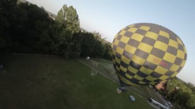 Video, sıcak hava balonunun gökyüzüne yükselişiyle başlıyor. Balon sarı ve siyah ve kareli bir deseni var. Balon yükselirken, izleyicilere kuş bakışı bakış açısı veriliyor.