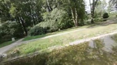 Bu, parkta yürüyüşün birinci şahıs bakış açısı videosu. Video rahatlatıcı ve huzur verici, doğanın sesleriyle ve ara sıra yanından geçen insanlarla. Parkın bakımını iyi yapmışlar.