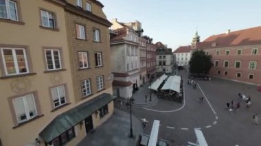 Bu çarpıcı drone görüntüsü sizi Polands 'ın başkenti Varşova' nın kalbine doğru nefes kesici bir yolculuğa çıkarıyor. Tarihi Eski Şehir 'den modern gökdelenlere kadar,