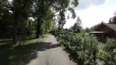 Büyüleyici videomuzla kendinizi büyüleyici bir mahallenin sükunetine bırakın. Kamera sizi ağaçlarla kaplı bir patika boyunca rahat bir yolculuğa çıkarıyor. Orada ahenkli bir yolculuğa tanık olacaksınız.