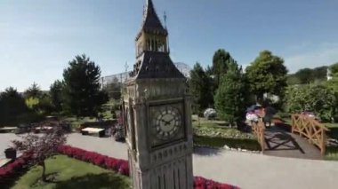 Bu video sizi çiçeklerle ve ünlü binalarla dolu minyatür bir dünyaya götürüyor. Eiffel Kulesi, Tac Mahal ve Özgürlük Anıtı gibi ikonik simgelere bakın.