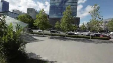 Polonya, Varşova 'nın enerjisini bu büyüleyici videoda hissedin. Büyüleyici bir yolculukta bize katılın. Şehrin hareketli caddelerinde, tarihi simgeler arasında dimdik ayakta duruyor.