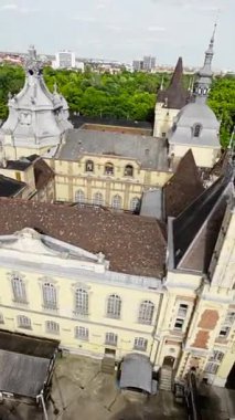 Budapeşte zengin bir tarihi olan güzel bir şehir. Bu video sizi Buda Kalesi, Macar Parlamento Binası ve Büyük Şehir 'in de aralarında bulunduğu en ikonik şehir simgelerinden bazılarına götürüyor.