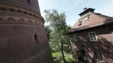 Bu büyüleyici video sizi zaman ve mimaride büyüleyici bir yolculuğa çıkarıyor, muhteşem tarihi bir su kulesinin titizlikle restore edilişini gösteriyor. Kuleye hayran kaldım.