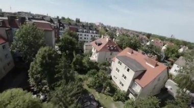 Bu bir yerleşim alanının hava görüntülerinin bir koleksiyonu. Görüntüler bir İHA 'dan alındı ve şehrin kuş bakışı görüntüsünü sağlıyor. Video, apartman dairesi de dahil olmak üzere çeşitli sahneleri gösteriyor.