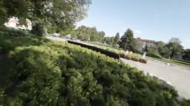 Bu video modern mimari ve kentsel alanın ahenkli bir birlikteliğini gösteriyor. Gösterişli ve çağdaş binalar düşünceli bir şekilde çevredeki şehirlere entegre edilerek...