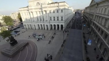 Bu büyüleyici F-PV hava aracı görüntüsü sizi Polands ikonik Castle Square 'deki Warsaw Plac Zamkowy' ye doğru büyüleyici bir yolculuğa çıkarıyor. Zengin tarihe ve çarpıcı mimariye hayran kaldım.