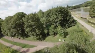 Kendini Warsaw Lazienki Parkı 'nın büyüleyici güzelliğine bırak, kuşların gözünden görüldüğü gibi. Bu çarpıcı hava görüntülerinde parklar yemyeşil, sakin göl ve zarif