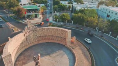 Cuauhtemoc Anıtı, Meksika 'da bulunan Aztek İmparatoru Cuauhtemoc' un büyük bir heykelidir. Anıt, İspanya 'nın fethinin 400' üncü yıldönümü anısına 1887 yılında inşa edildi.