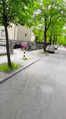 Bu sessiz bir mahallede huzurlu bir yürüyüş. Video, tipik bir banliyö mahallesinin görüntülerini ve seslerini deneyimlemek için rahatlatıcı ve eğlenceli bir yol. Video onlar için mükemmel.
