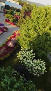 Sizi büyüleyici bir minyatür parkta büyüleyici bir yolculuğa çıkarırken harikalar diyarına dalın. Hava görüntülerimiz benzersiz bir bakış açısı sağlıyor. Karmaşık bir keşifte bulunmanızı sağlıyor.