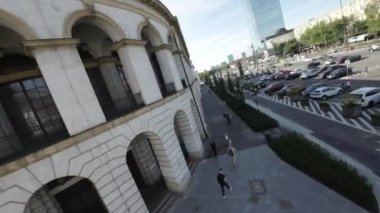 Bu nefes kesici F-PV İHA videosunda, Polonya, Varşova üzerinde uçmanın heyecanını yaşayın. Varşova Üniversitesi 'nden başlayarak insansız hava aracı şehrin simgelerinin üzerinde süzülüyor.